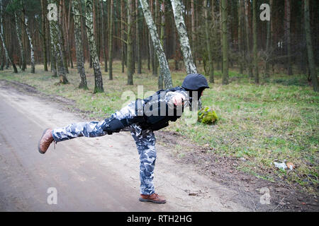 Ein einsamer S.W.A.T Ranger im Wald stehen auf einem Bein Stockfoto