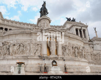 Majestic Vittorio Emanuele II-Denkmal, Altare della Patria. Grab des Unbekannten Soldaten, unter der Statue der Göttin Roma, mit der ewigen Flamme auf der linken Seite Stockfoto