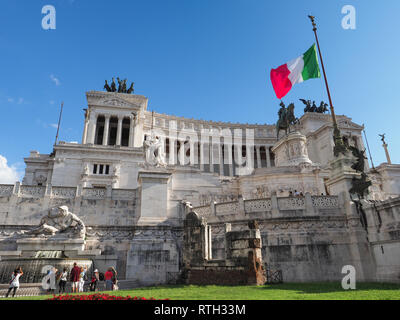 Tempel zu Ehren der ersten König von Italien Vittorio Emanuele II und Ersten Weltkrieg Soldaten. Altar des Vaterlandes oder Altare della Patria mit italienischer Flagge Stockfoto