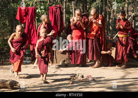 Novizen spielen in einem Kloster in Nyaung U, Bagan, Myanmar (Birma). Stockfoto