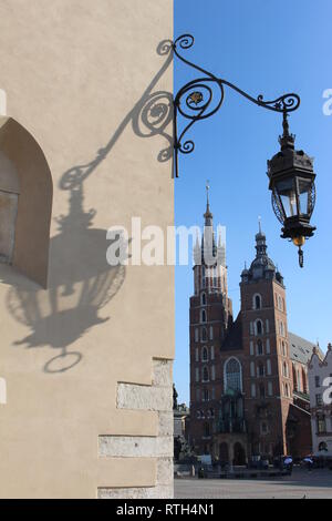 Der Schatten einer Lampe hat eine Herzform. Liebe Kraków. Altstadt. Stockfoto