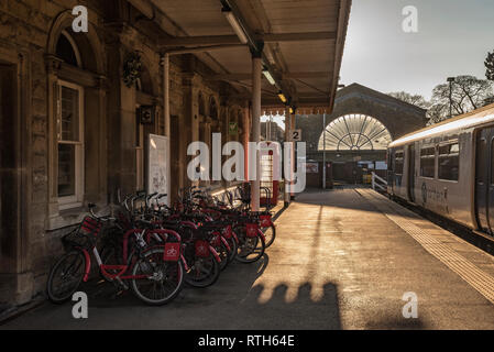 Buxton Bahnhof. sunset Bike und gehen Zyklen Stockfoto