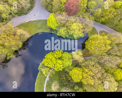 Von oben nach unten Detailansicht Park mit Bäumen Teich und Titel Stockfoto