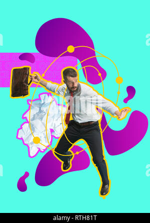 Zeitgenössische Kunst Collage über Geschäftsmann mit Aktenkoffer, Konzept beginnen. Erfolg, Geschäft, Erfolg, Fortschritt, Karriere Konzepte Stockfoto