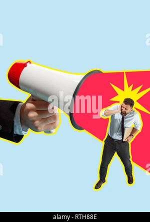 Geschäftsmann schreiend mit einem Megaphon auf farbigen Hintergrund. Geschäftsprozesse, Nachricht, Lautsprecher, Kommunikationskonzept. Zeitgenössische Kunst Collage. Hand Nahaufnahme Stockfoto