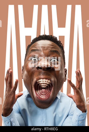 Wow. Zeitgenössische Kunst Collage über die jungen afrikanischen emotionale überrascht Mann mit offenen Mund. Menschliche Gefühle, Mimik Konzept. Schrei aus dem Herzen Stockfoto