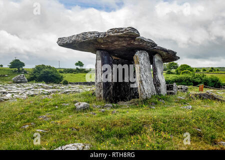 5 000 Jahre alten Polnabrone Dolmen im Burren, Co.Clare, Irland, Europa Stockfoto