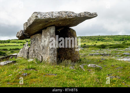 5 000 Jahre alten Polnabrone Dolmen im Burren, Co.Clare, Irland, Europa Stockfoto