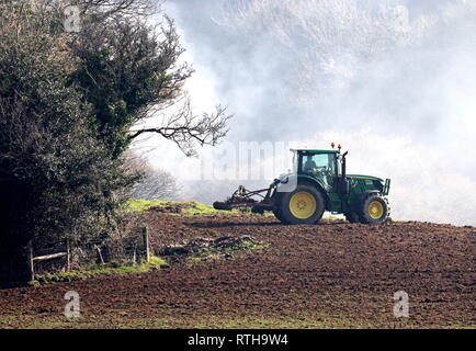 Traktor auf Bauernhof Stockfoto