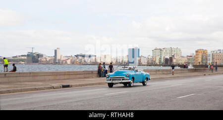 Classic 1950 der American Auto Autofahrt entlang der Malecon in Havanna, Kuba Stockfoto