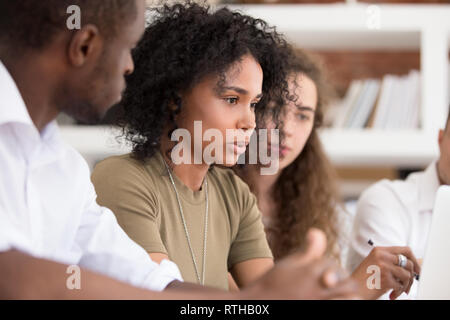 Afrikanische Lehrer team leader Sprechen erklären, online arbeiten an Mitarbeiter Stockfoto