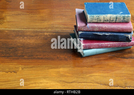 Alte Bücher auf einem Holztisch Stockfoto