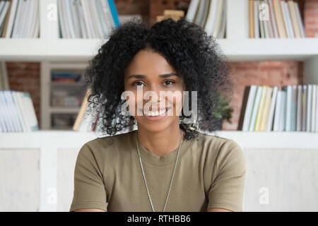 Lächelnde junge afrikanische amerikanische Frau an der Kamera Webcam suchen Stockfoto