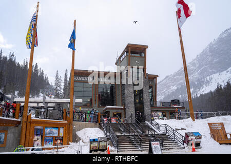 Banff, Alberta Kanada - Januar 19, 2019: Sunshine Village Ski Area, Blick auf die Lodge Chalet. Während eines Schneesturmes genommen Stockfoto