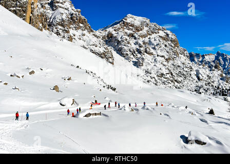 Skifahrer im Skigebiet Colfosco, Corvara, Alta Badia, Südtirol, Italien Stockfoto