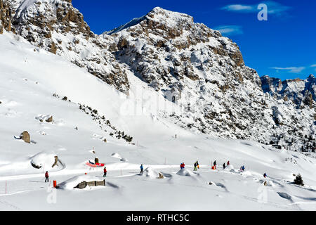 Skifahrer im Skigebiet Colfosco, Corvara, Alta Badia, Südtirol, Italien Stockfoto