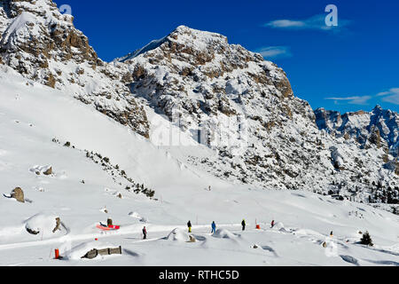 Skifahrer im Skigebiet Colfosco, Corvara, Alta Badia, Südtirol, Italien Stockfoto