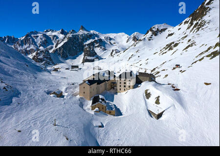 Das Hospiz auf dem Grossen St. Bernhard Pass im Winter, Luftaufnahme, Bourg-St-Pierre, Wallis, Schweiz Stockfoto