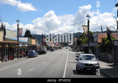 Main Street Reefton in der West Coast Region od South Island, Neuseeland. Die Hauptstraße ist ein beliebter Zwischenstopp für Touristen. Stockfoto