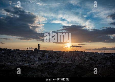 Atemberaubende Aussicht und Sonne ist die Einstellung der Himmel über die Silhouetten von der antiken Stadt Matera, die Sassi di Matera, Basilikata, S Stockfoto