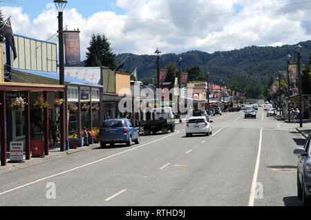 Main Street Reefton in der West Coast Region od South Island, Neuseeland. Die Hauptstraße ist ein beliebter Zwischenstopp für Touristen. Stockfoto