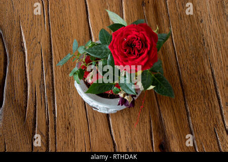 RedRose auf hölzernen Tisch Stockfoto