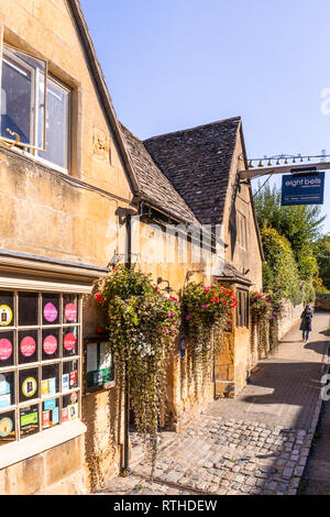 Das preisgekrönte Eight Bells Pub aus dem 14. Jahrhundert in der Altstadt von Chipping Campden in den Cotswolds, Gloucestershire, Großbritannien Stockfoto