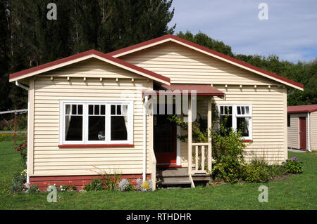 Restaurierte Neuseeland Eisenbahner Ferienhaus bei Reefton, West Coast, Neuseeland. Die Hütte war an seinen heutigen Standort verschoben und wiederhergestellt werden. Stockfoto