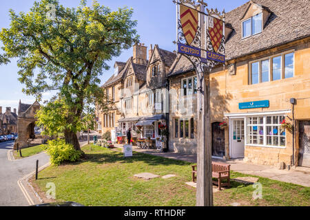 Alte Häuser und Geschäfte in der High Street in der Cotswold Stadt Chipping Campden, Gloucestershire, VEREINIGTES KÖNIGREICH Stockfoto