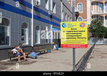 Simferopol, Krim, Russland - Juli 7, 2018: Ein- und Ausschiffen der Fahrgäste nach einer einzelnen Ticket am zentralen Busbahnhof in Simfer Stockfoto