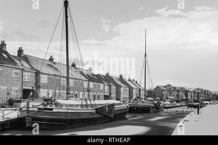 Vintage Lastkähne günstig entlang der gefrorenen Beck (Kanal) und im Schnee von Bürgerhäusern flankiert an einem kalten Wintermorgen in Beverley, Yorkshire, UK abgedeckt. Stockfoto