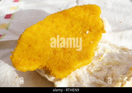 Gebraten paniertes Hühnerschnitzel ein Sandwich vorbereiten Stockfoto