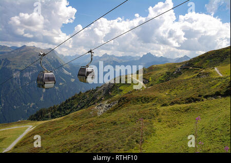 Luftseilbahn Blick über grüne Österreichische Alpen im Sommer hängen mit Himmel Hintergrund Stockfoto