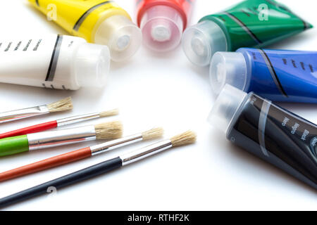 Acryl Rohre und Bürsten. Rohr von mehreren Acrylfarben mit Bürsten Stockfoto