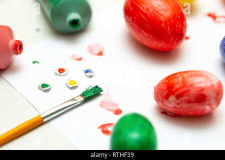 Ostern Eier Handbuch mit Pinsel über weiße Tabelle farbig Stockfoto