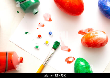 Ostern Eier Handbuch mit Pinsel über weiße Tabelle farbig Stockfoto