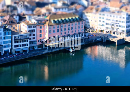 Blick vom Aussichtsturm des GrossmŸnster in die Limmat und das Hotel Storchen in der Innenstadt von ZŸrich. Stockfoto