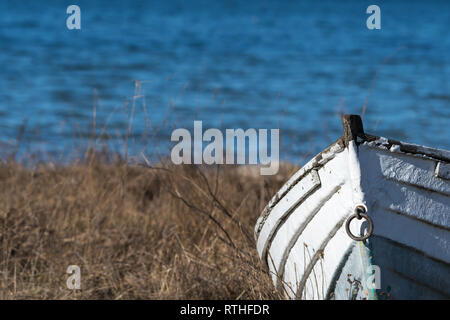 Vorderansicht eines alten, verlassenen Holz- Angeln Boot vom Meer Stockfoto