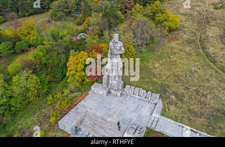 Drone Ansicht Gedenkstätte 'Hristo Botev" in Kalofer und die Treppen - das historische Erbe Bulgariens Stockfoto