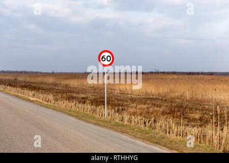 60 km/h Höchstgeschwindigkeit Zeichen durch eine Straße in dem Land, in der Nähe von Lille Vildmose, Dänemark Stockfoto