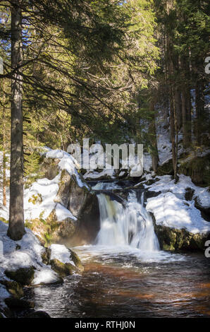 Winterlicher-Märchenhafter Kai Woog Gumpen-Wasserfall im Schwarzwald Stockfoto