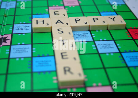 Aufschrift frohe Ostern aus Scrabble Fliesen Stockfoto