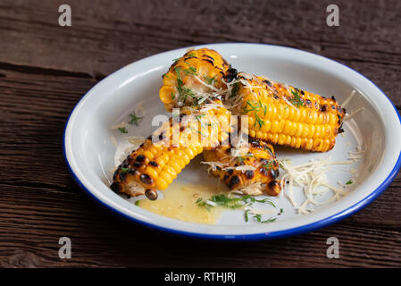 Close up gegrillte Maiskolben in weiße Platte Stockfoto