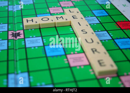 Inschrift zu Hause und in der Freizeit gemacht von Scrabble Fliesen Stockfoto