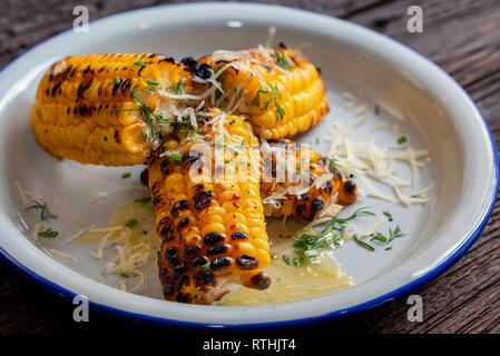 Close up gegrillte Maiskolben in weiße Platte Stockfoto