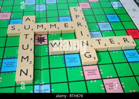 Vier Jahreszeiten des Jahres von Scrabble Fliesen Stockfoto