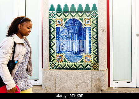 Azulejo Panels am Bahnhof Plattform in Évora, Alentejo, Portugal Stockfoto