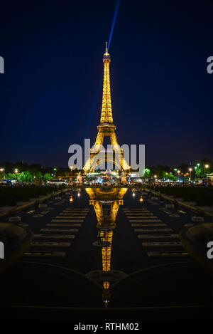 Blick auf die Lichter der Eiffelturm in Paris, Frankreich vom Palais de Chaillot bei Nacht Stockfoto