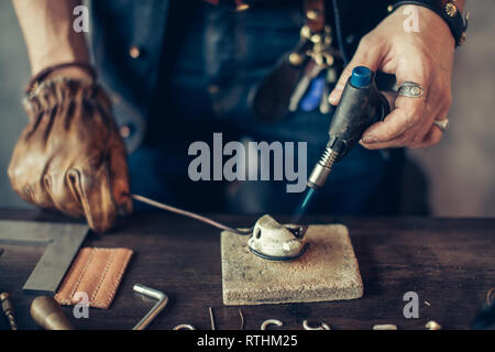 Handwerk Schmuck arbeiten mit professionellen Werkzeugen. Bis 7/8 schließen Foto Stockfoto