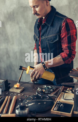Handwerker konzentrierte sich auf die Arbeit mit Flamme, seitliche Ansicht schließen Foto Stockfoto